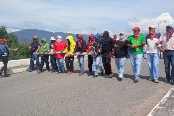 Horas antes marcharon pacíficamente por las calles de Iguala para pedir que los 43 estudiantes regresen con vida a sus hogares.