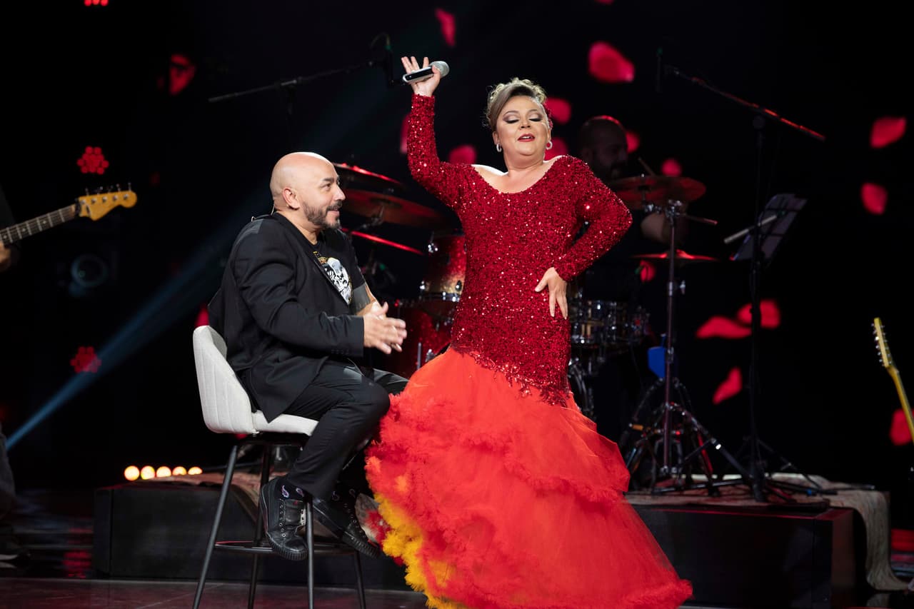 Tras el mensaje de Arath dio inicio el primer duelo de imitación con Verónica Linares caracterizada como Rocío Dúrcal y cantándole al oído a Lupillo Rivera.