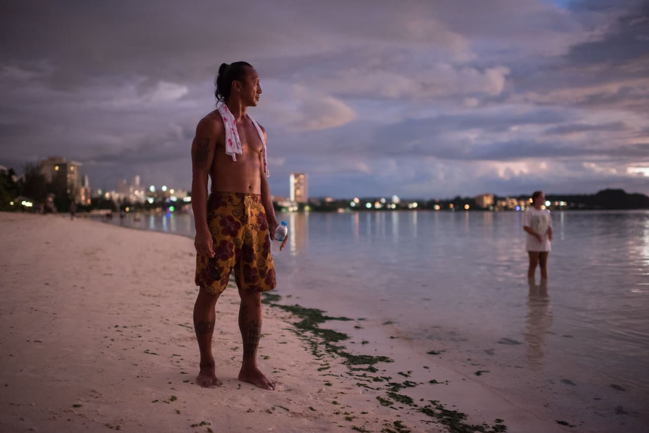 Una foto tomada el 13 de agosto. Ron Acfalle, un hombre que se posa para una foto en una playa en el área de la Bahía Tumon. Los habitantes de Guam son étnicamente conocidos como chamorros. Son mayoritariamente descendientes malayo-indonesios pero tienen importantes mezclas con españoles -fueron colonia de ese país-, filipinos y diversos grupos étnicos europeos.