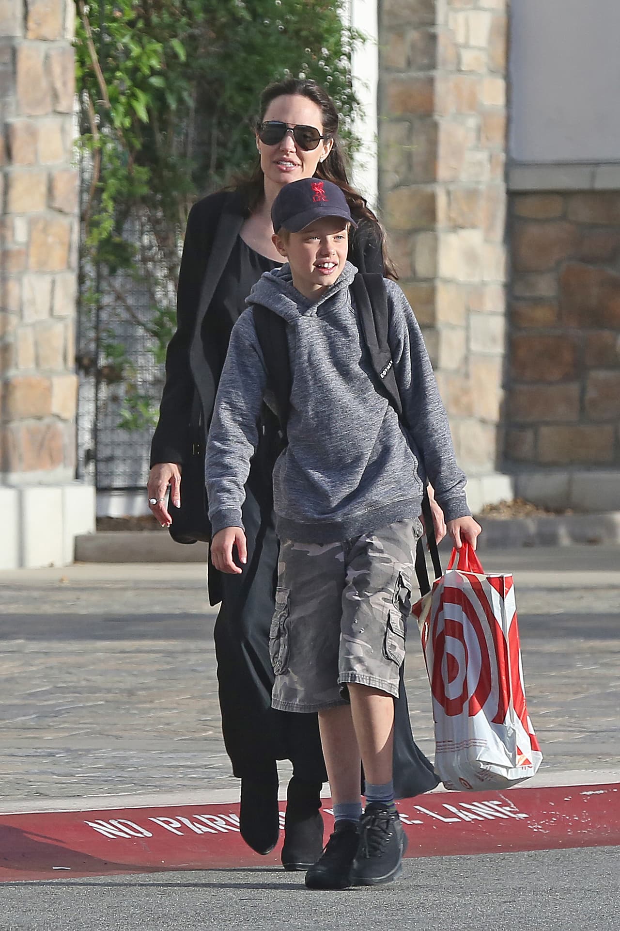 Ella opta por looks más varoniles como sudadera, bermuda y gorra, un outfit que podría estar clasificado para el género masculino.