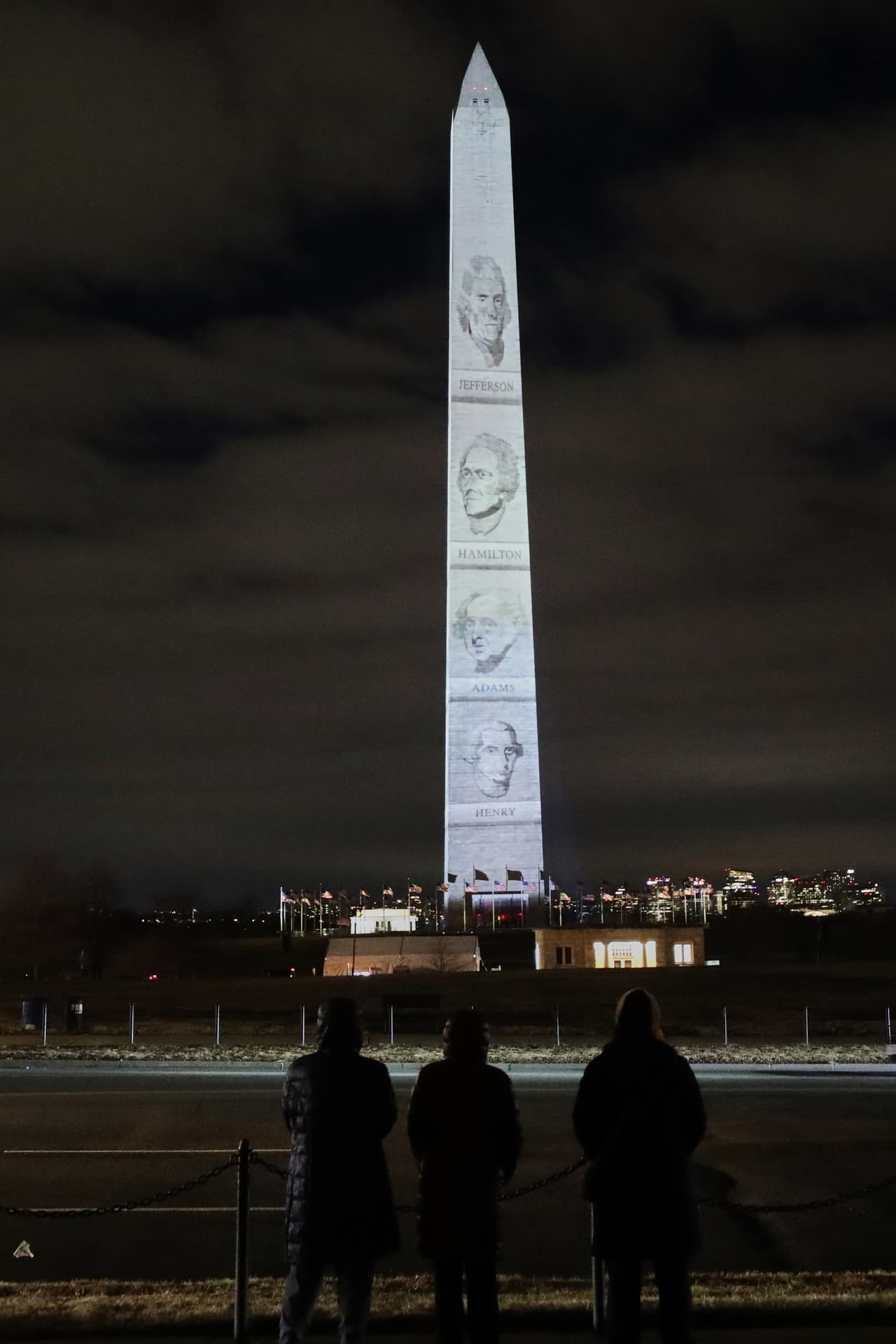 “La iluminación del Monumento a Washington marca el comienzo de
<b> un año trascendental para nuestra nación: 250 años desde la firma de la Declaración de Independencia</b>”, dijo en un comunicado Keith Krach, el director ejecutivo de Freedom 250.