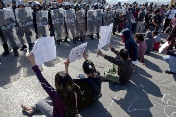 Y allí fue recriminado por familiares y amigos de los jóvenes que perdieron la vida.