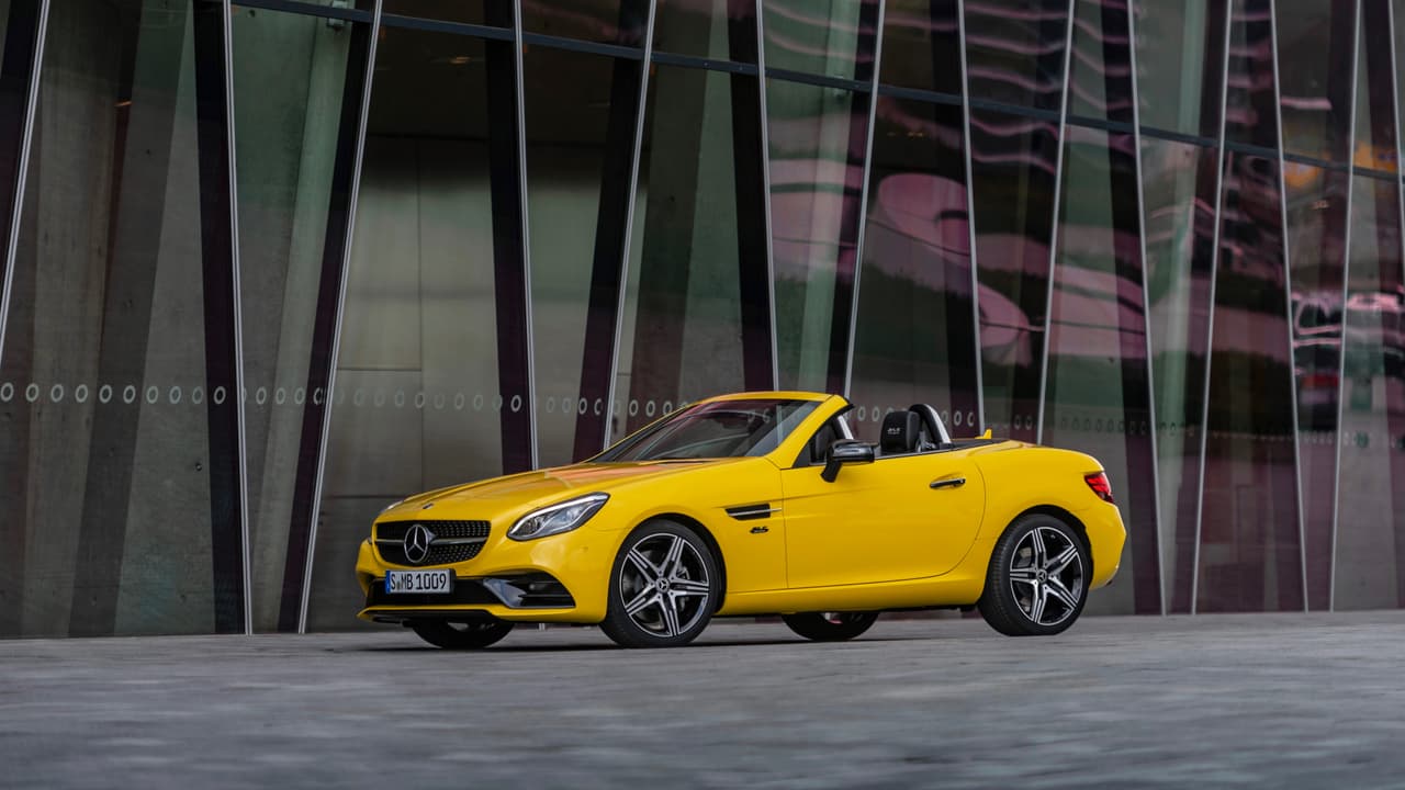 El 
<b>Mercedes-Benz SLC 2020 </b>será la última versión anual de la tercera generación del vehículo que comenzó su carrera en 1996 como el Mercedes-Benz SLK. En ese momento los tres grandes fabricantes alemanes de autos deportivos presentaron roadsters compactos: el 
<b>Porsche Boxter</b> (hoy 718 Boxter), el 
<b>BMW Z3</b> (hoy Z4), y el 
<b>Mercedes-Benz SLK</b> (hoy SLC). Aunque nacieron compitiendo directamente, los tres pequeños biplaza han disfrutado de carreras y suertes muy distintas.
<br>