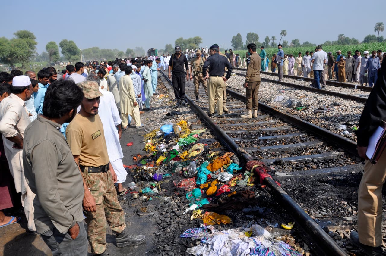 El funcionario ferroviario Shabir Ahmed dijo que se encontraron cuerpos de víctimas dispersos en un área de unos dos kilómetros alrededor del sitio donde se detuvo finalmente el tren. Vecinos de las aldeas cercanas corrieron hacia el tren, llevando cubos de agua y palas para ayudar a apagar las llamas. "Pero fue imposible", dijo Ahmed.
