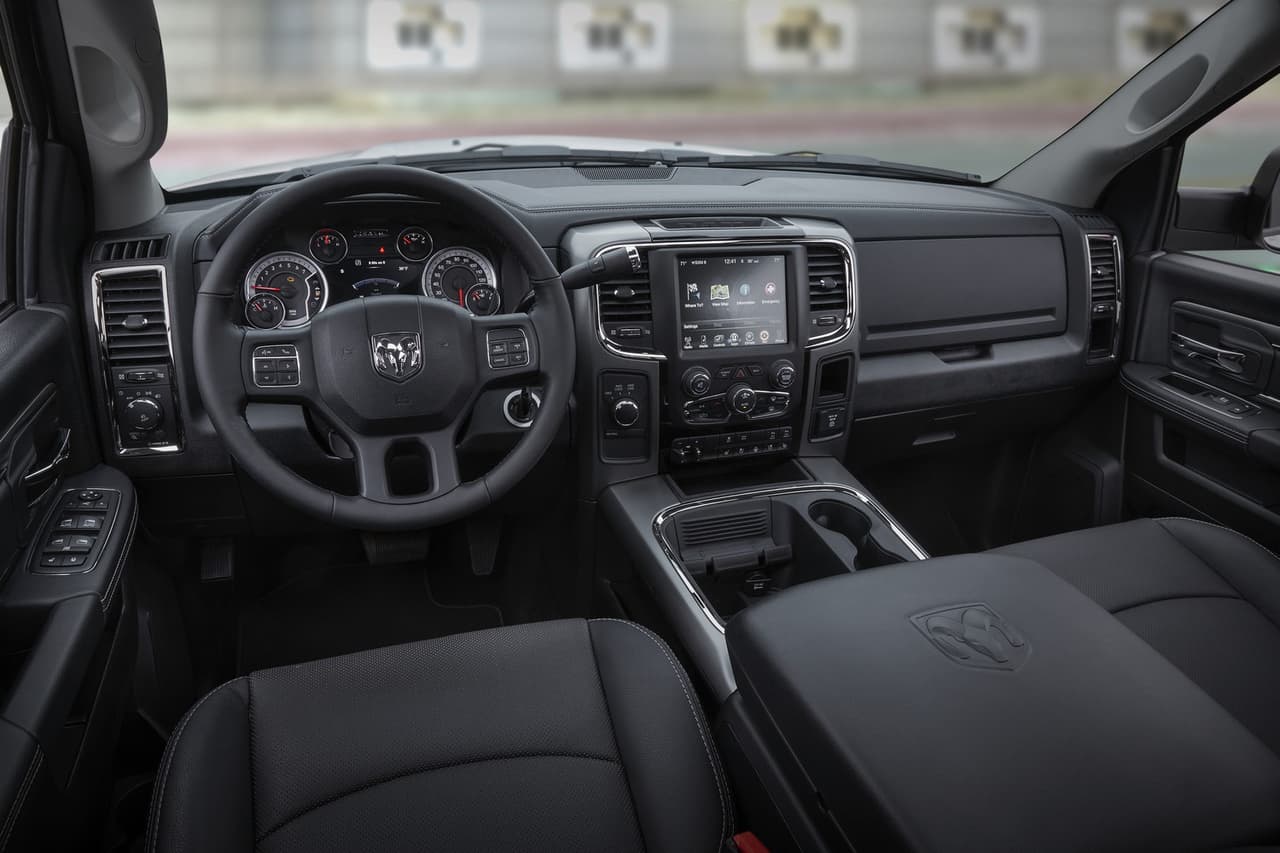 El color negro también predomina en el interior de la Ram 3500 HD Night, con abundante presencia en asientos, volante e incluso rebordes del instrumental.