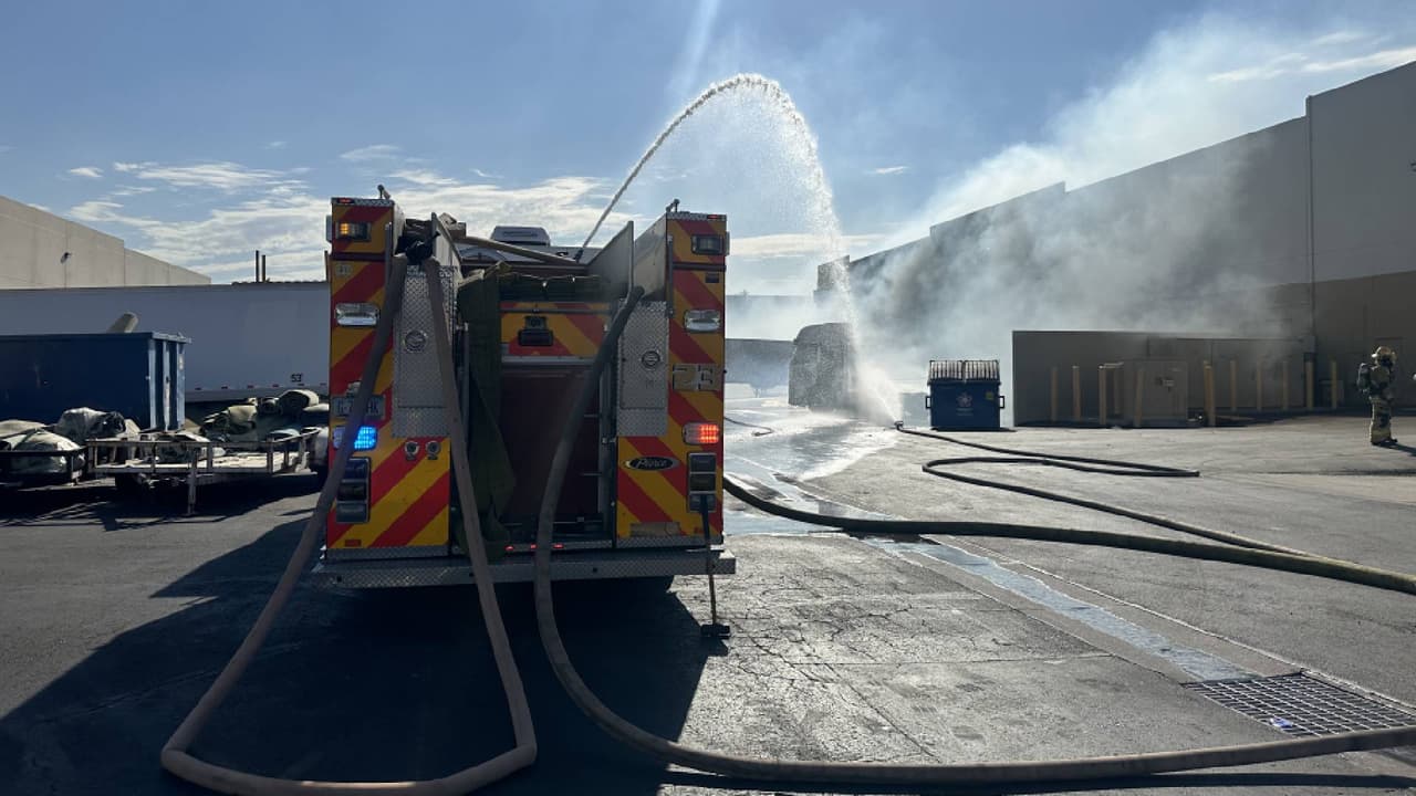 La mañana de este 8 de septiembre se registró un nuevo incendio en un
<a href="https://www.univision.com/local/arizona-ktvw/incendio-deposito-destruye-cuatro-camiones-electricos-phoenix">depósito de camiones eléctricos</a> en Phoenix.