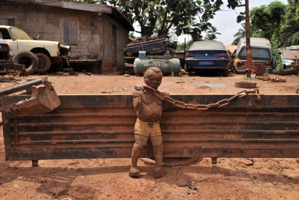 Una estatua de concreto de un hombre encadenado 'guarda' la entrada de un garaje abandonado en Bangui.