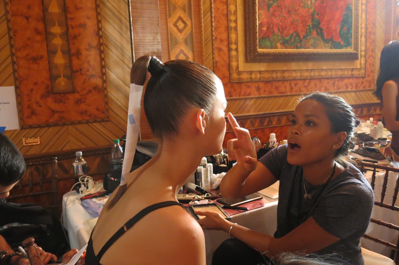 El pelo estuvo a cargo de 
<a href="https://www.instagram.com/jamespecis/?hl=en">James Pecis</a> y usaron productos de 
<a href="https://www.oribe.com/">Oribe</a>. Las modelos lucieron distintos peinados, pues quisieron destacar la textura del pelo de cada una de ellas. Rizos y colas de caballo pegadas para atrás fueron la propuesta. Algunas de las coletas llevaban cuero alrededor.
<br>