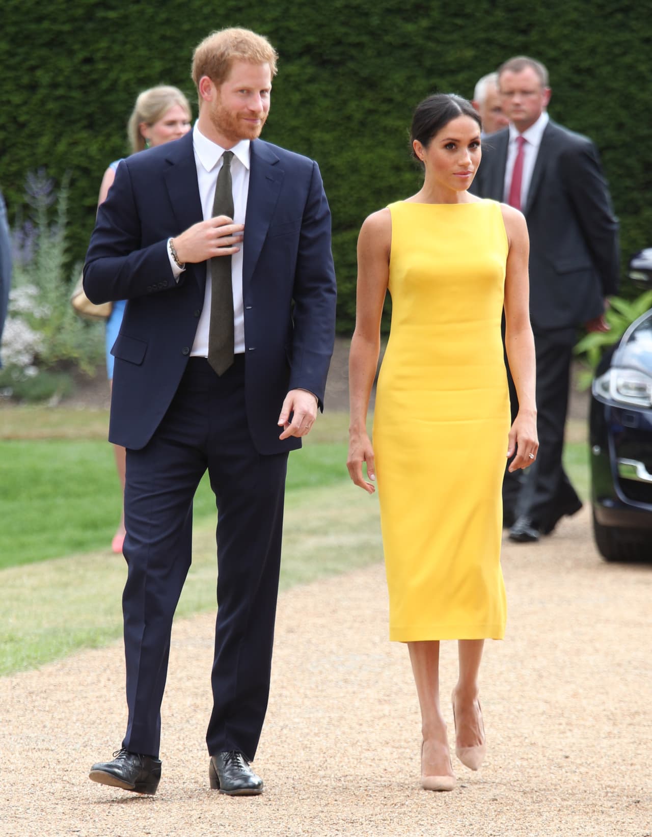 En su última aparición en público junto al príncipe Harry, Markle dejó los tonos pálidos y sobrios que había estado usando durante sus últimos eventos y optó por un modelo midi del diseñador Brandon Maxwell en color amarillo brillante, tono con el que pocas veces se ha visto a un miembro de la realeza británica.