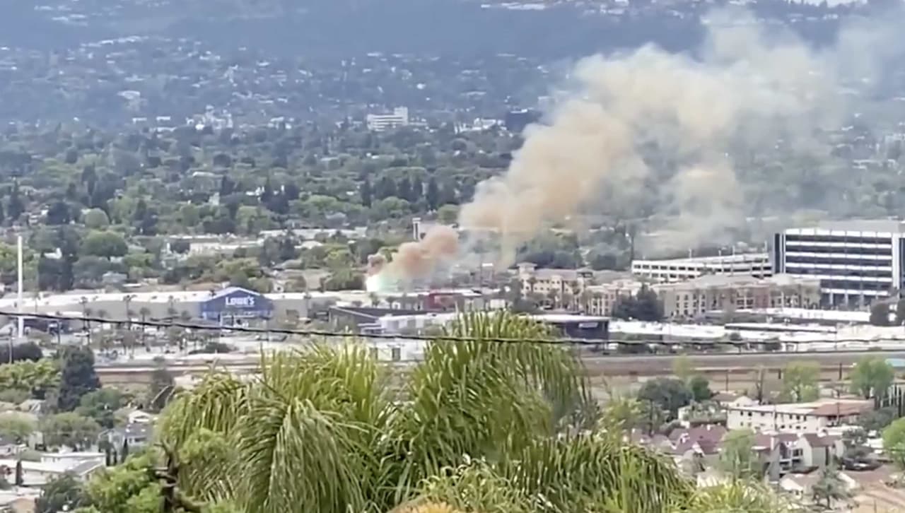 El incendio fue reportado poco antes del medio día de este viernes.