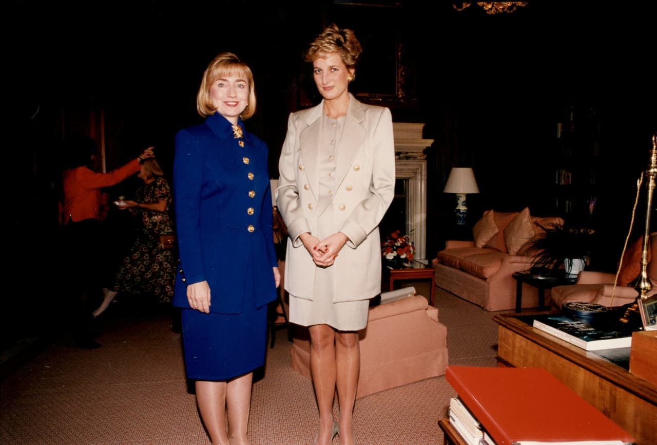 Su contacto con los EEUU siempre se mantuvo. En 1994 visitó Washington, esta vez para encontrarse con la entonces Primera Dama Hillary Clinton.