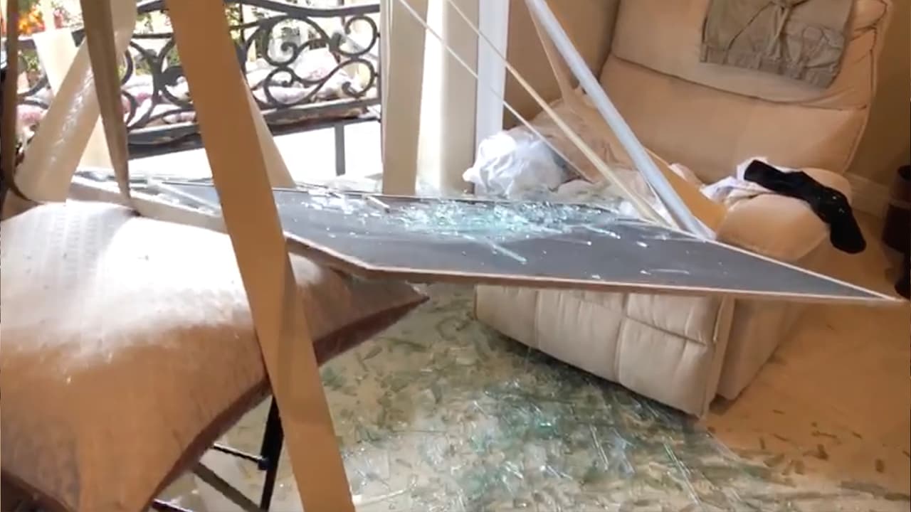 Una de las casas cercanas a la planta sufrieron importantes daños por el estallido en la planta.