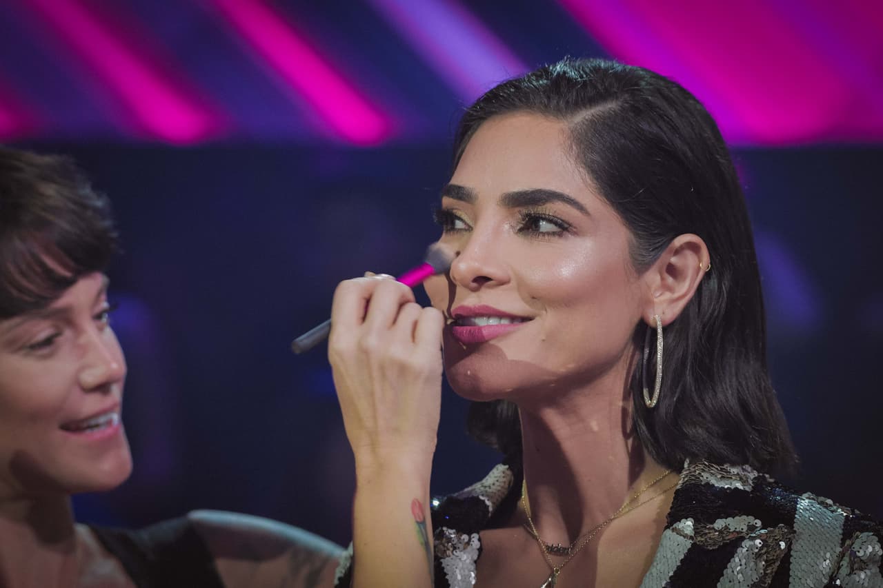 Como todos sabemos, un show no empieza cuando la audiencia prende su televisión, sino horas antes, cuando todo el talento y el equipo de producción se da cita en los camerinos. Alejandra Espinoza, conductora de NBL, siempre llega puntual para toda la magia que ocurre antes de salir a cuadro.