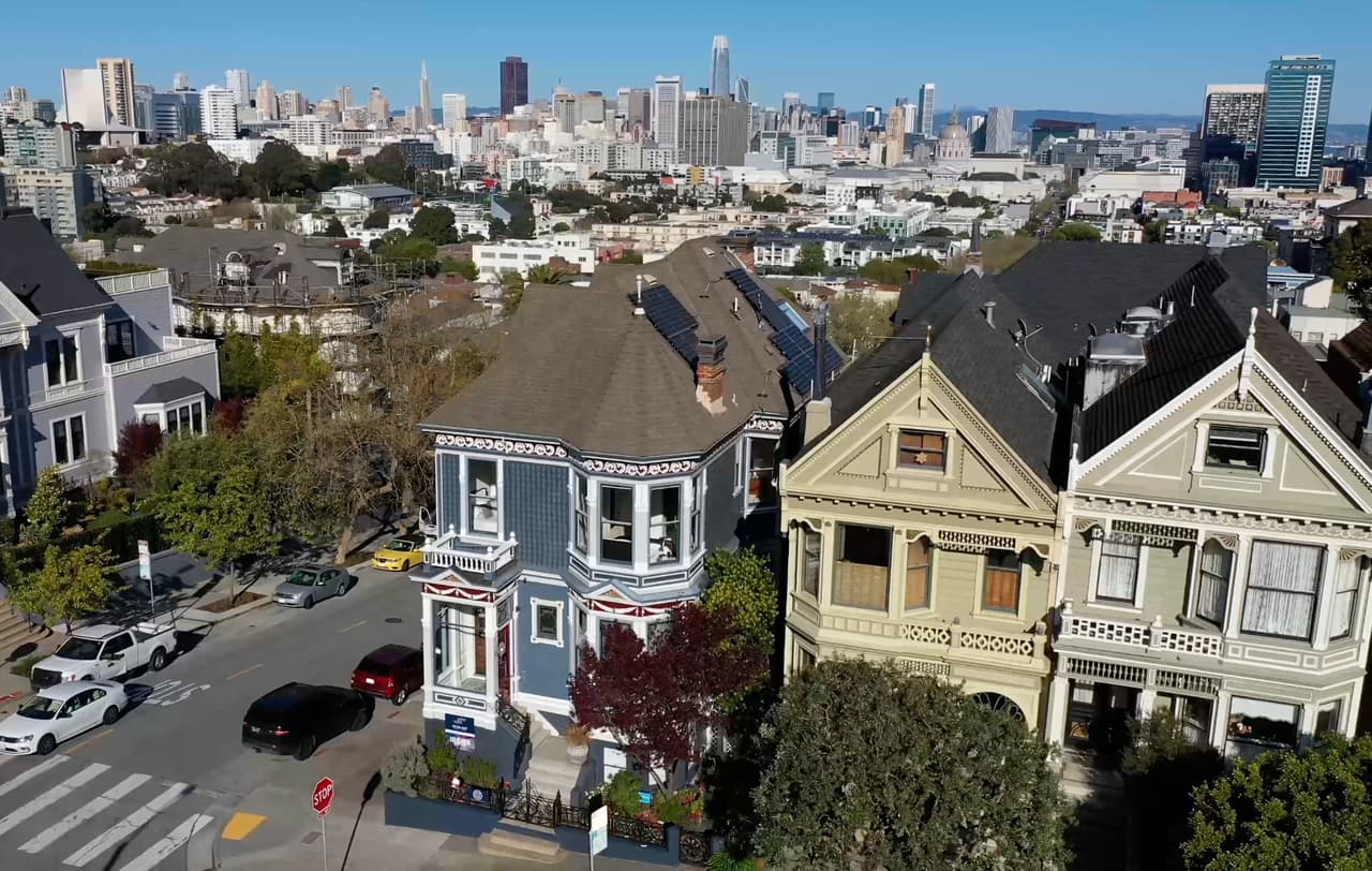 Ahora con un color azul, detalles rojos y totalmente renovada, esta es una de las "Damas Pintadas" más amplias, con un total de 2,286 pies cuadrados. La última vez que la propiedad se vendió fue en 2014 en una transacción privada y directa por $3.1 millones.