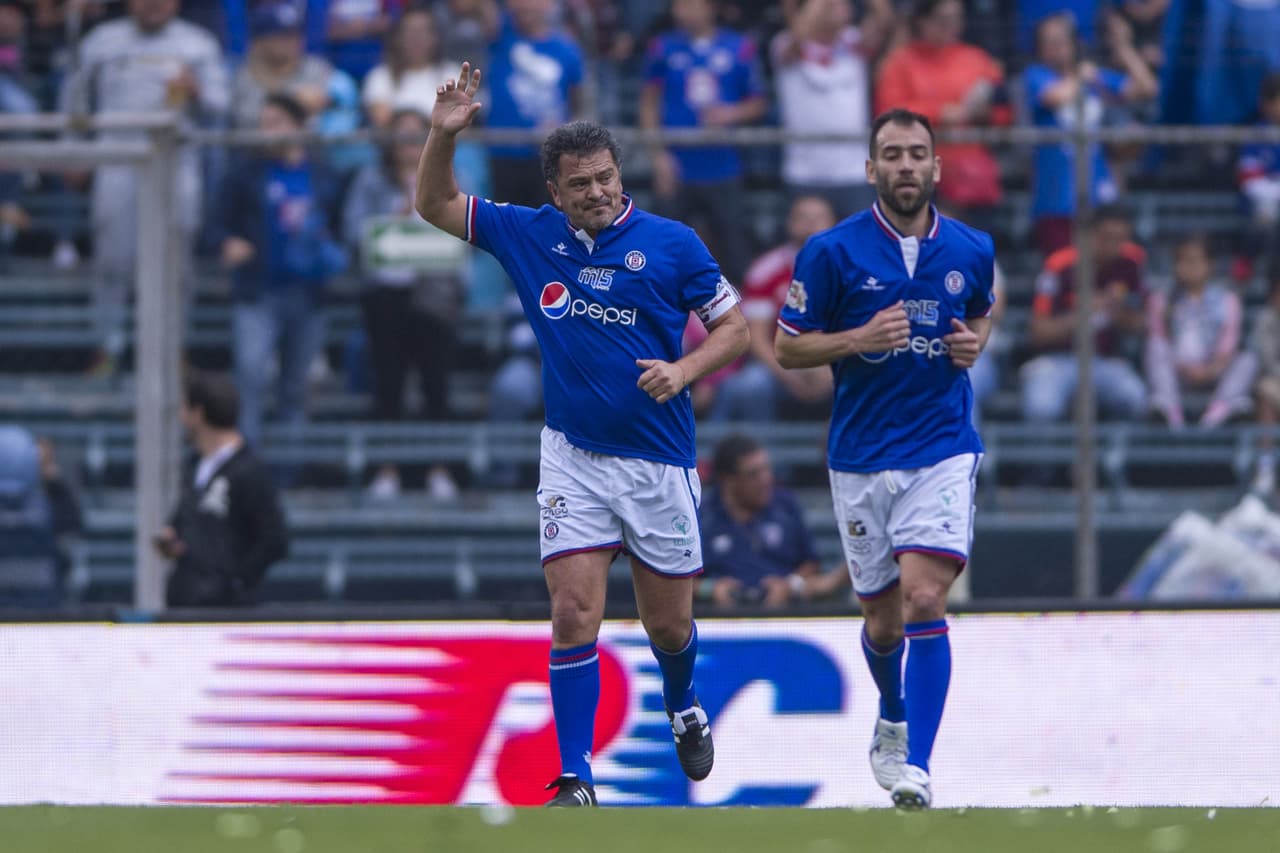 Carlos Hermosillo en un partido de leyendas de Cruz Azul en 2018.