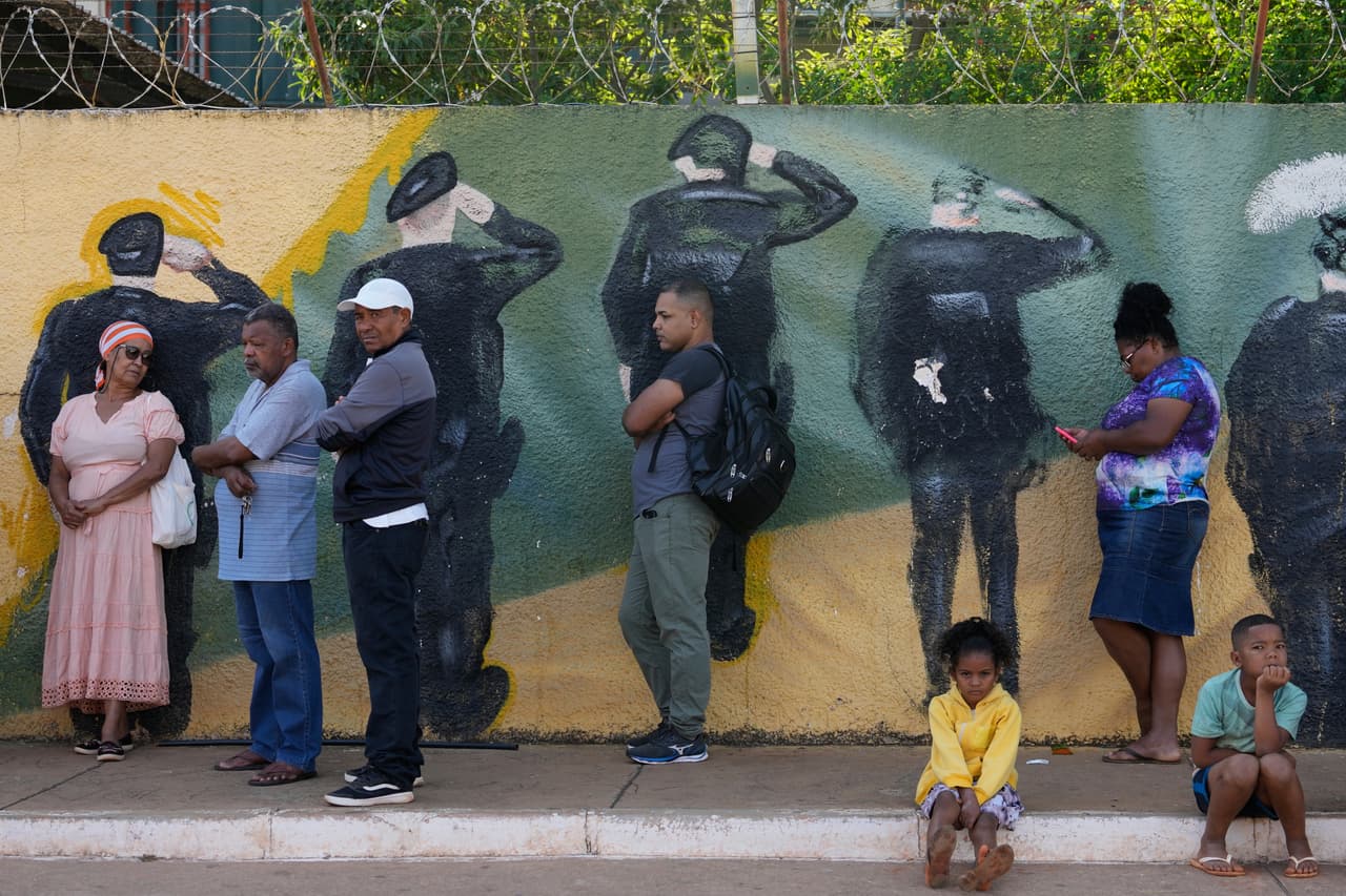 Los votantes hacen fila en un centro de votación durante la segunda vuelta de las elecciones presidenciales en Brasilia, Brasil, el domingo 25 de octubre de 2026.