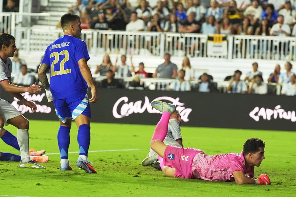 <b>El portero Sebastian Cutler</b> observa desde el suelo cómo el balón disparado por 
<b>Lautaro Martínez</b> se convierte en 
<b>otro gol para Argentina</b>.