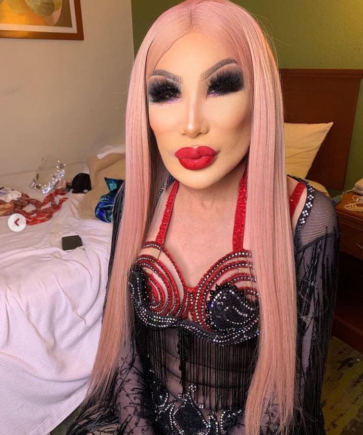 El pasado lunes 4 de octubre, la legendaria actriz del llamado 'Cine de Ficheras' mexicano
<b><a href="https://www.univision.com/famosos/lyn-may-cambio-de-look-tiene-cabello-rosa-fotos" target="_blank">sorprendió con un cambio de 'look'</a></b> en el que se dejó ver con una peluca rosa. Pero también llamó la atención por su rostro.