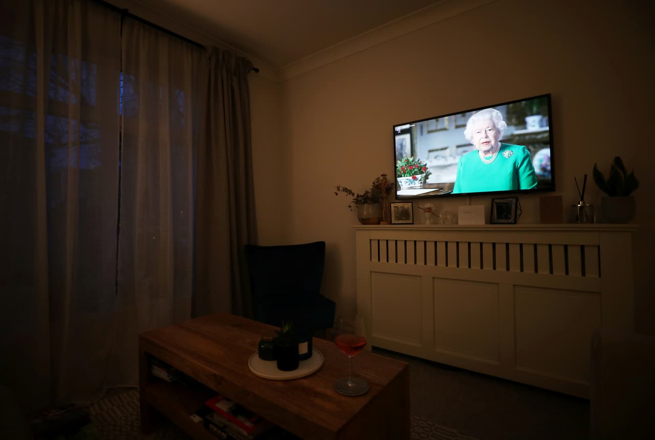 En un mensaje televisado a nivel nacional, la monarca emitió un conmovedor mensaje durante la noche desde el castillo de Windsor, en donde realiza la cuarentena. 
<br>