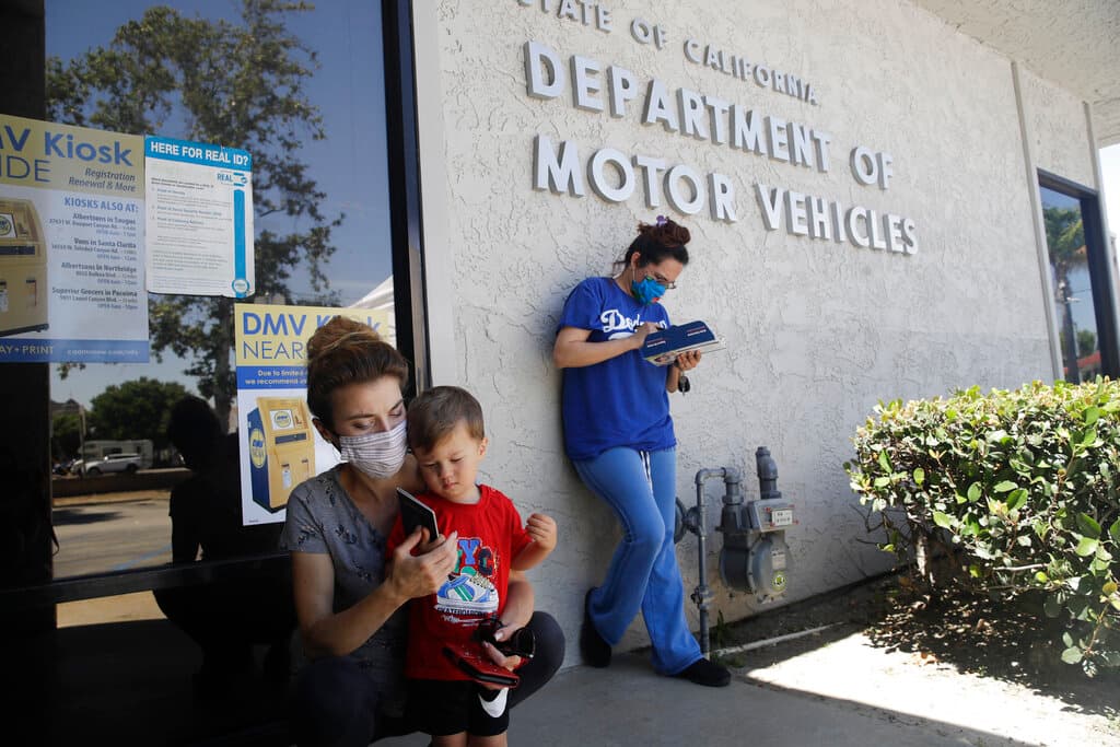 <h2 class="cms-H2-H2"><b>Licencia de conducir al solicitar empleo</b></h2>
<br>
<br>Las personas ya no necesitarán una licencia de conducir mientras buscan trabajo. Según la nueva ley, los empleadores solo pueden exigir una licencia si conducir es una función laboral obligatoria.
<br>
<br>La ley aborda la discriminación contra personas sin licencia, que anteriormente podrían quedar potencialmente descalificadas para nuevos trabajos.
<br>