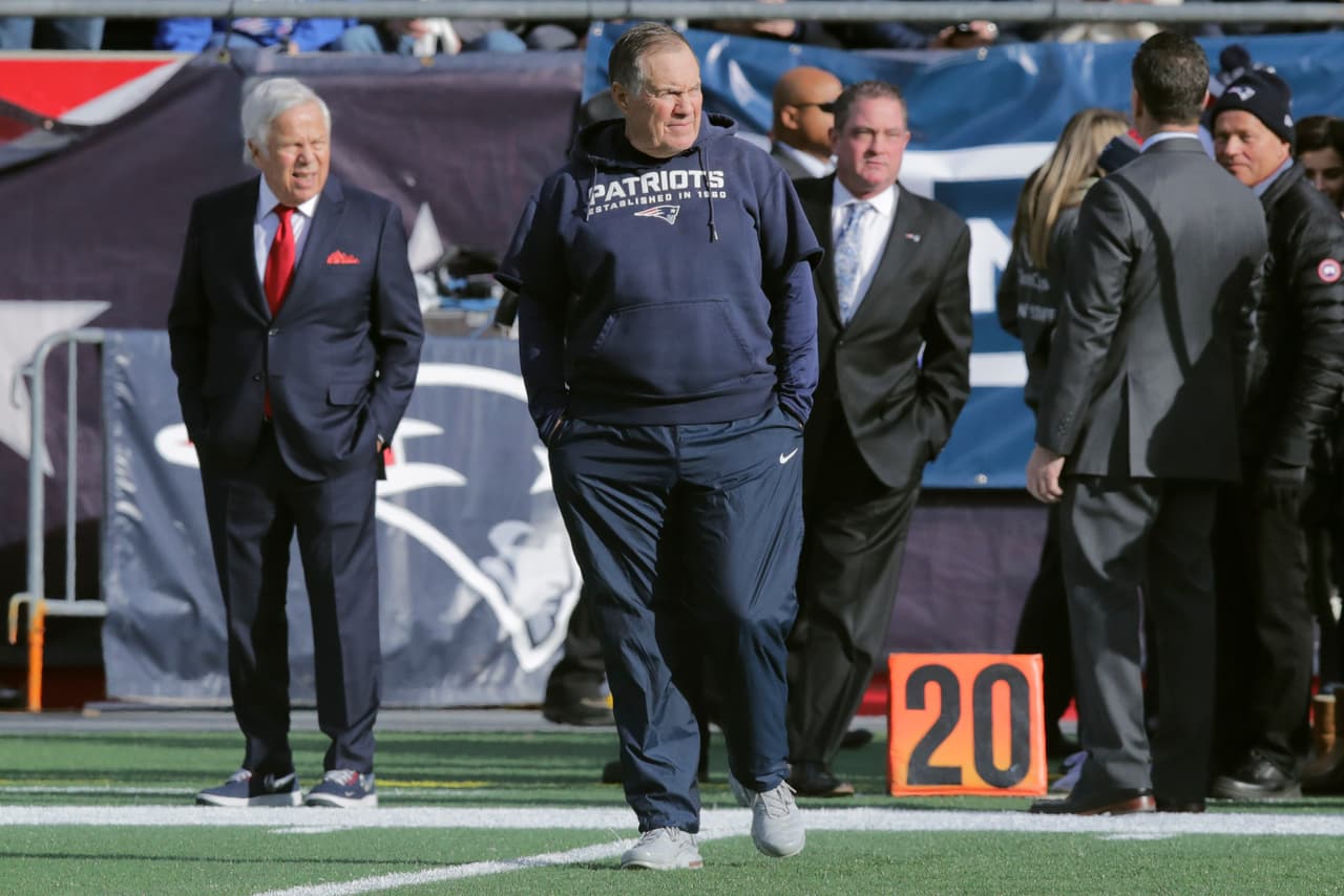 <b>“No hay super estrellas”</b>
<br>- Antes de adquirir a la franquicia en 1994, el Sr. Robert Kraft tenía una filosofía muy clara que llevó a cabo desde los negocios empresariales y trasladó ese método a los Patriots, sin duda alguna, cambió al equipo. Su lema era “No hay super estrellas”, aseguró desde muy joven en el mundo empresarial.
<br>- Transcurrieron 32 años para que Robert Kraft consiguiera su objetivo, no desistió, confió en su amor por el quipo y sus ganas de cambiar la historia.