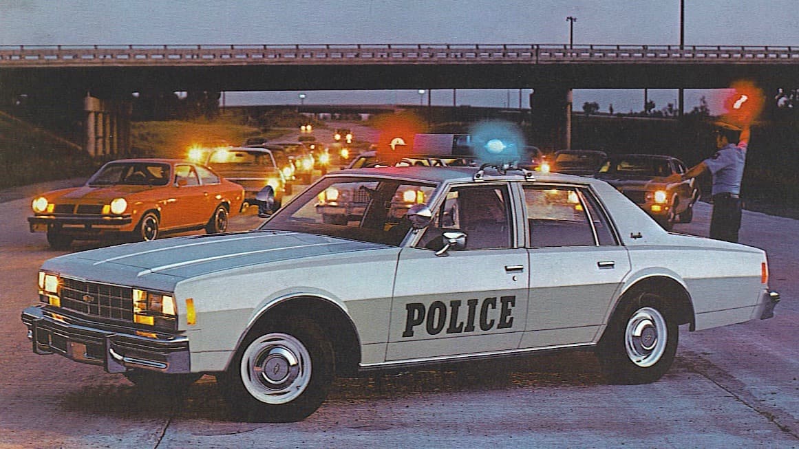 <h3 class="cms-h3-H3">12. Chevrolet Impala</h3>
<br>
<br>Chevrolet ha usado la denominación Impala para algunos de sus modelos 
<i>full size</i> intermitentemente desde 1958. Siendo los más famosos los hermosos y estilizados Impalas de cuarta generación producidos entre 1965 y 1970 y los Impala de tamaño reducido de finales de los 60 com el que se ve en la imagen. El nombre Impala fue retirado en 1985, para regresar por dos años en 1994 es un desafortunado sedán de diseño aerodinámico, para ser revivido finalmente en 1999 desde cuando se han producido tres generaciones más. Chevrolet ha vendido más de 14 millones de unidades de vehículo llamados Impala.
<br>
<br>
<b>Año de estreno</b>: 1958.
<br>
<b>Año de salida</b>: Aún es producido.