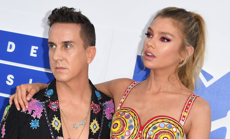 <a href="https://www.instagram.com/stellamaxwell/">Stella Maxwell</a> llegó acompañada del diseñador 
<a href="https://www.instagram.com/itsjeremyscott/">Jeremy Scoot</a>. Como tiene muy buena piel, lució un maquillaje muy ligero. Los labios los llevó en un tono ligeramente rosado mientras las sombras rojas se apoderaron de sus ojos. El difuminado en la parte inferior llegaba hasta el lagrimal y enmarcaba por completo su mirada. Su maquillista fue 
<a href="https://www.instagram.com/hungvanngo/">Hung Vanngo</a> también uso un tono rojizo en Taylor Hill.
<br>