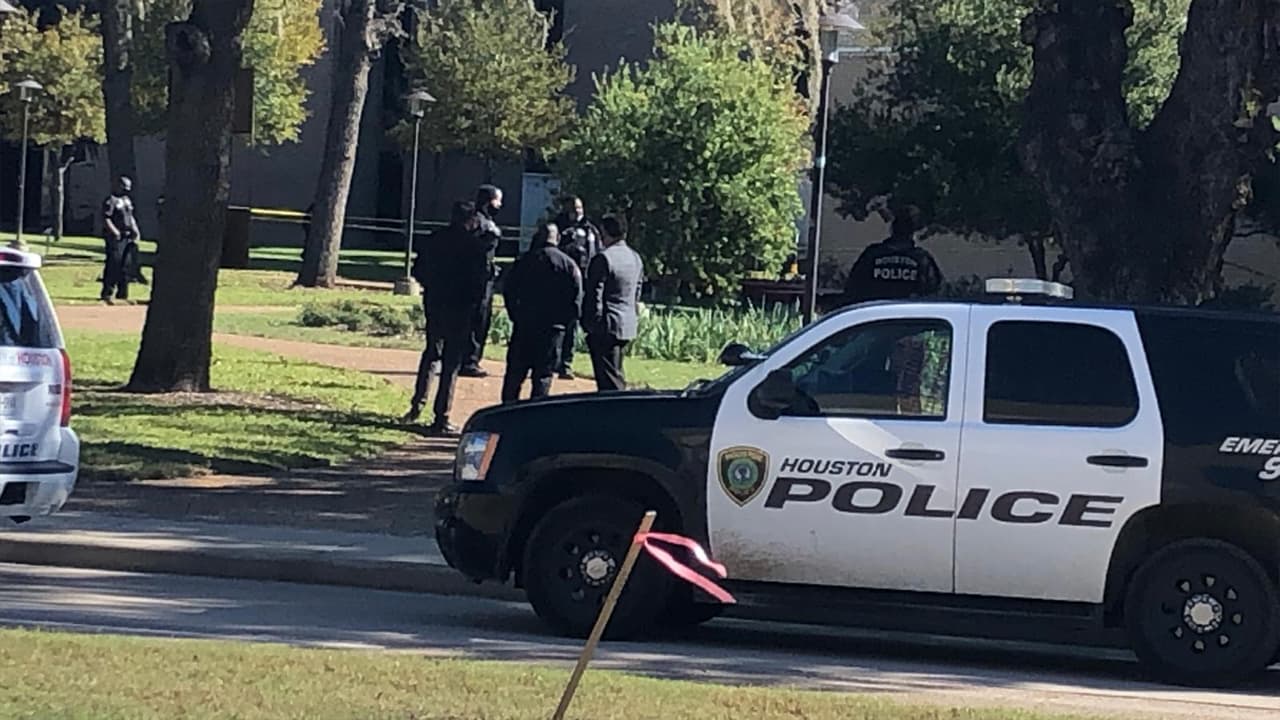 El Departamento de Policía de la Universidad de Houston fue notificado a las 9:18 am sobre el hallazgo de la mujer. Se avisó a los bomberos quienes intentaron revivirla pero fue declarada muerta.