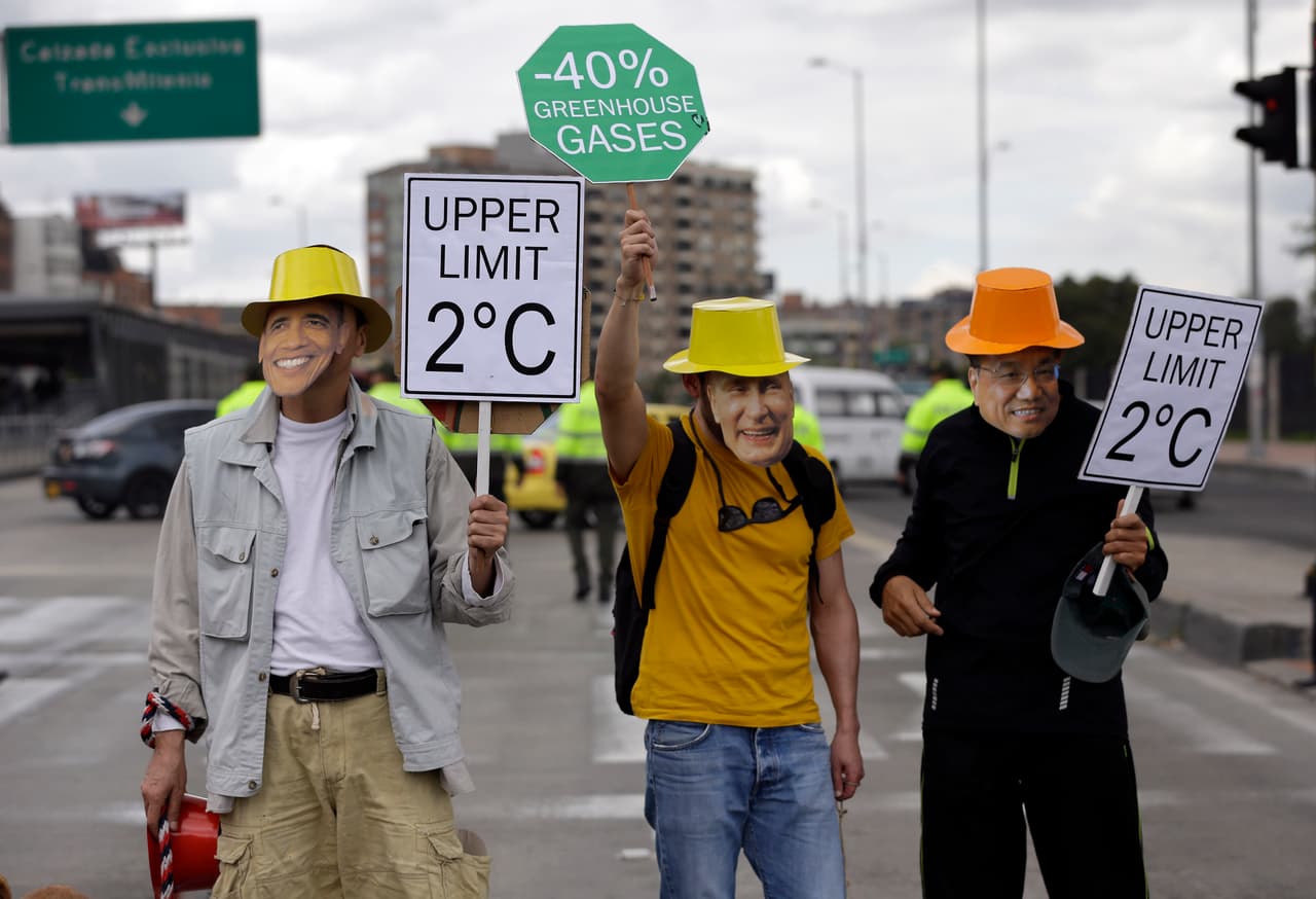 Estos manifestantes en Bogotá, Colombia, portan máscaras de Barack Obama, Vladimir Putin y Li Keqiang.