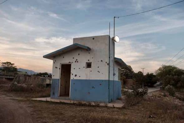 La violencia no da tregua en Michoacán en donde comunidades enteras se han sumado a la lucha. A continuación les presentamos imágenes de los grupos armados de autodefensa en Michoacán conformados por pobladores de la comunidad La Nopalera.