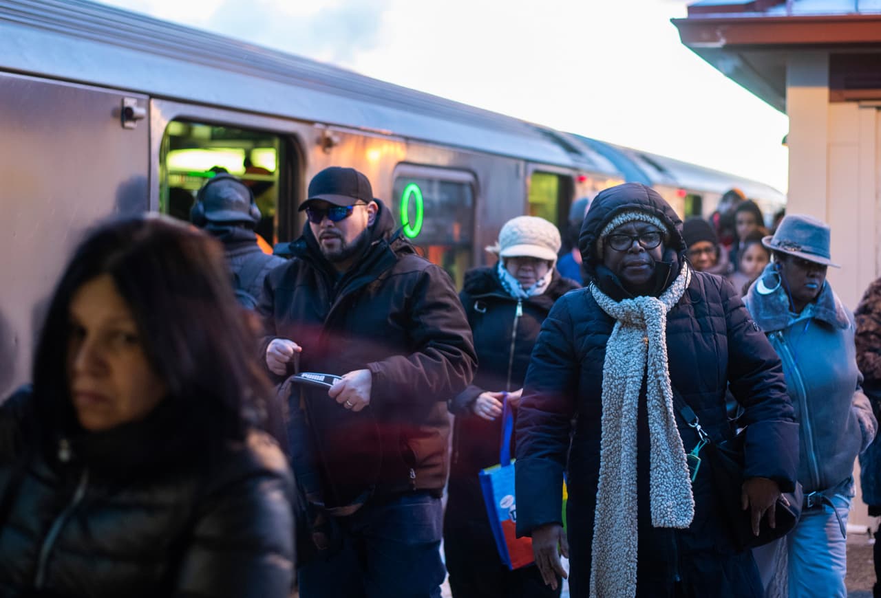 Residentes de Nueva York se desplazan a sus trabajos bajo temperaturas récords.