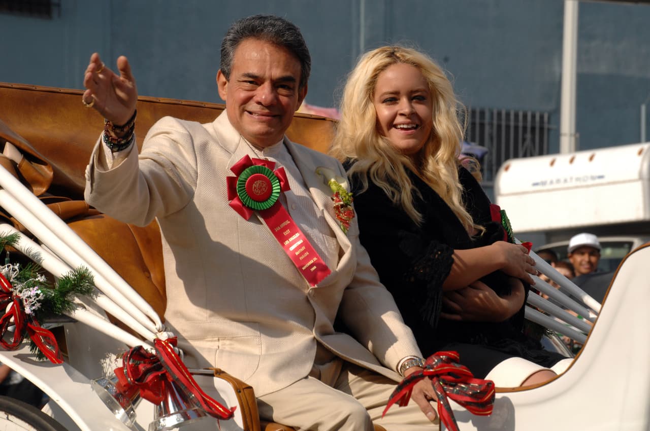 Después de develar la estrella, José José desfiló por las calles como homenaje.