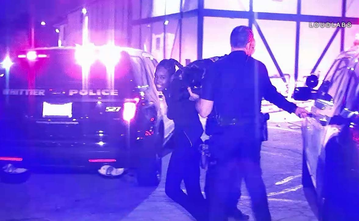 La mujer también viajaba acompañada de un menor de 5 años y había dejado a otra menor de solo 8 años sin supervisión, en el apartamento donde intentó escapar.