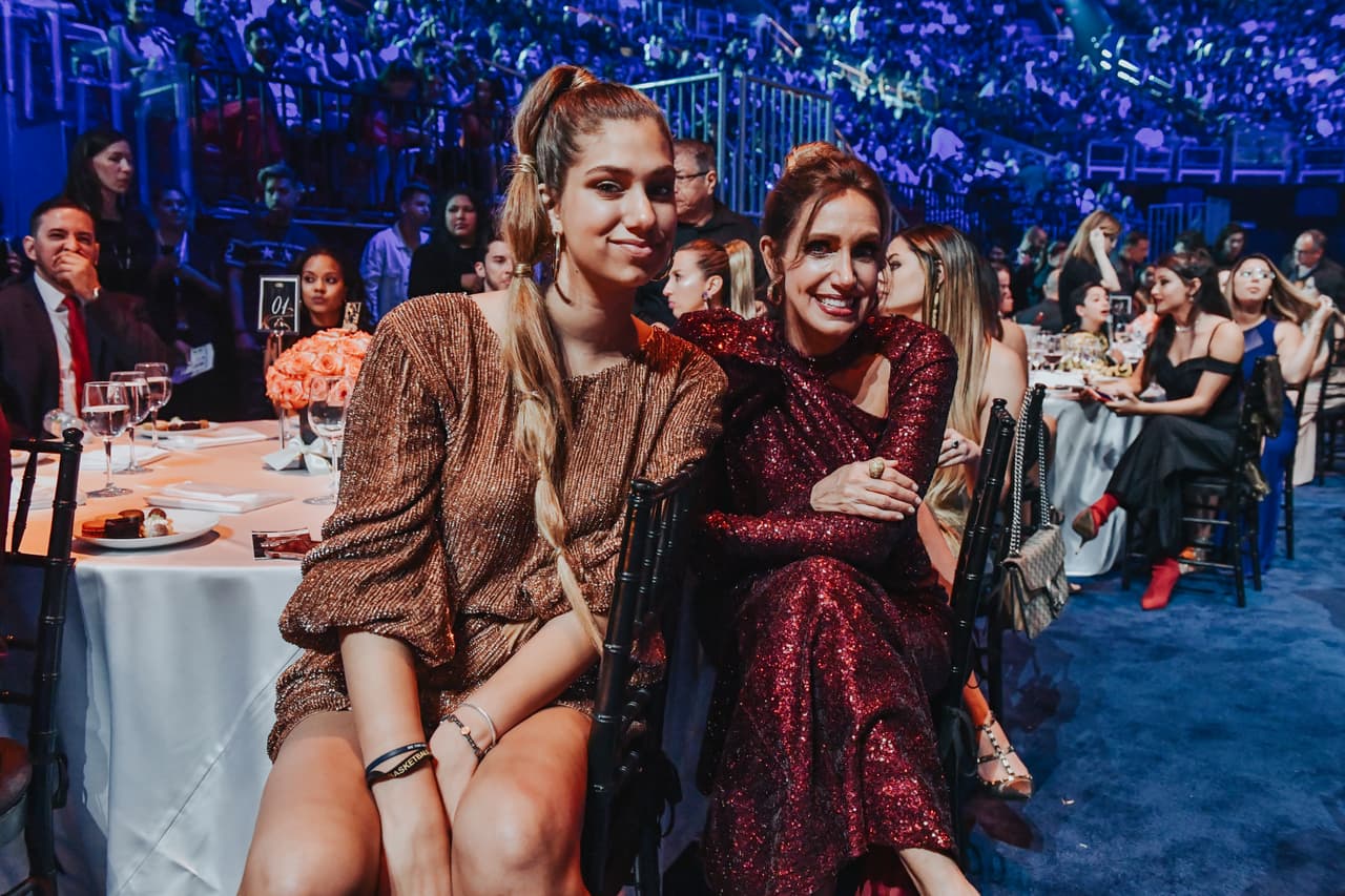 Lili comentó en sus redes sentirse orgullosa de tener a Lina como acompañante. "Qué emoción compartir esta noche con mi hija. #SeMeSaleLaBaba", escribió en Instagram.