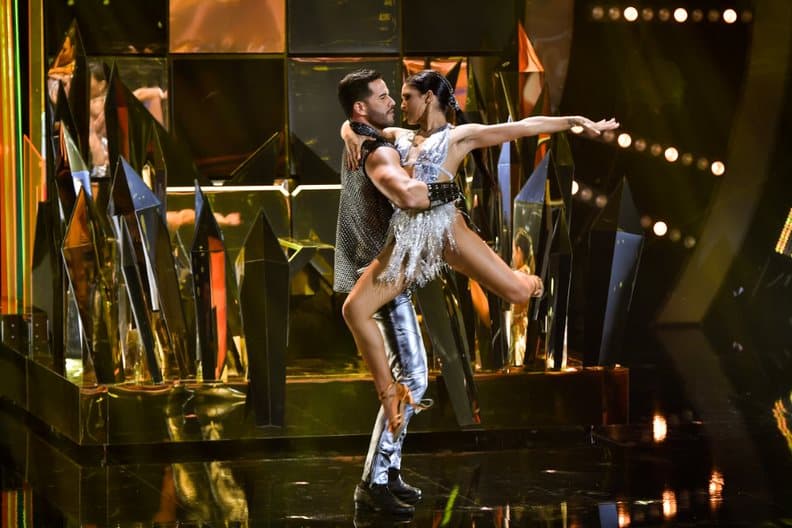 El primer duelo de la noche se llevó a cabo entre el Chef Yisus y Tony Dandrades al ritmo de salsa, y fue el chef quien abrió la pista de baile de esta temporada con la canción 'Lo Que Te Di', de Marc Anthony.