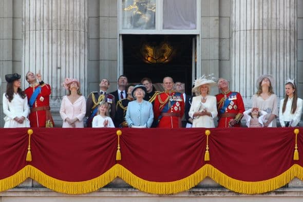 MONARQUÍA INGLESA- Considerada la más costosa del mundo, la monarquía de Gran Bretaña demanda , 50 millones anuales (más de $64 millones), lo que representaría una aportación de , 0,75 ($0.96) por cada inglés.