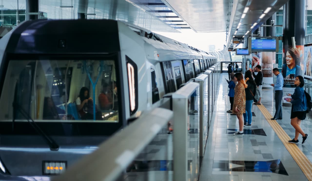 <b>Puesto 12: Malasia. </b>Tuvo un bajo promedio de nuevos casos de coronavirus en julio y el costo de la vida es un 47.1% más bajo que en EEUU. Sin embargo, la temperatura media en 2016 fue de 79 grados fahrenheit, más alta que la de muchos de los otros países de este ranking. No necesita una visa si planea visitar Malasia por hasta 90 días.