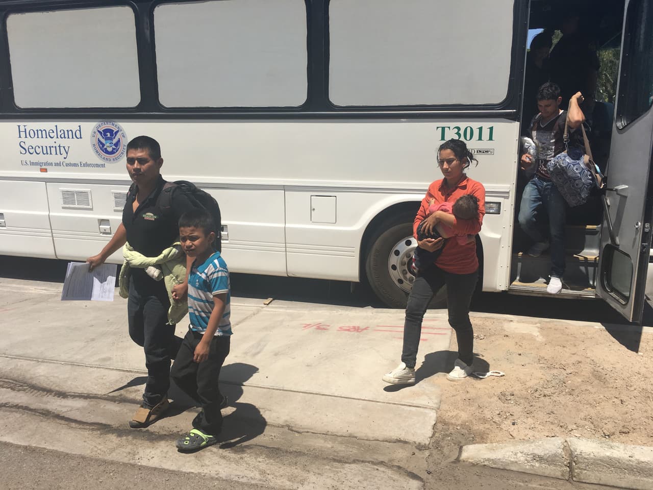 Como sabrás, el Título 42 se estableció bajo el gobierno de Donald Trump en 2020 como una orden de salud pública para contener la pandemia del covid. Permite a los funcionarios fronterizos expulsar de manera inmediata a los migrantes que tratan de ingresar a Estados Unidos a través de México y Canadá. La única excepción son los menores no acompañados.