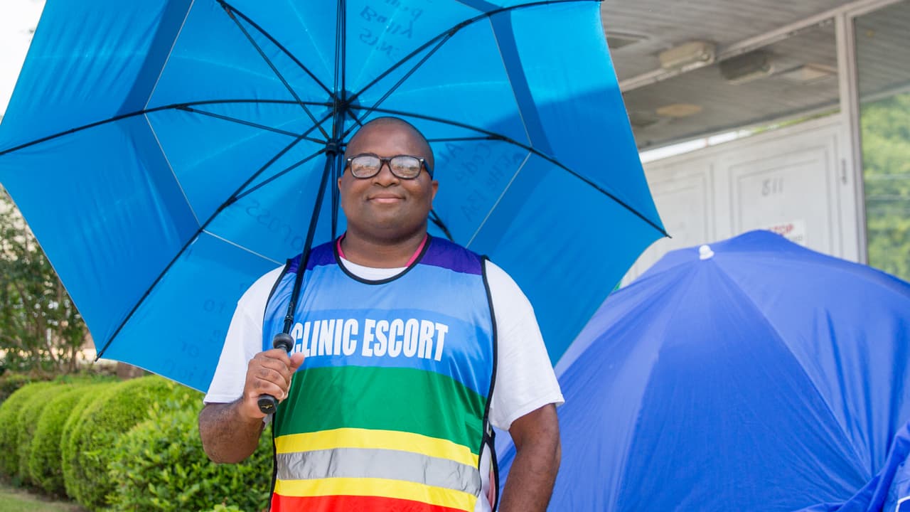 Travis Jackson es escolta en la clínica de Montgomery. Es veterano y tiene años trabajando como voluntario, en defensa de que las mujeres puedan decidir si desean llevar a término o no un embarazo. Dice que ha visto cómo los manifestantes 
<a href="https://www.facebook.com/RealAmericaWithJorgeRamos/videos/660338521150736/" target="_blank">"les gritan obscenidades a las mujeres".</a> Poco a poco se han ido volviendo más violentos y ahora nos preocupa que las pacientes sean perseguidas cuando se dirigen a sus vehículos. 
<br>
<br>