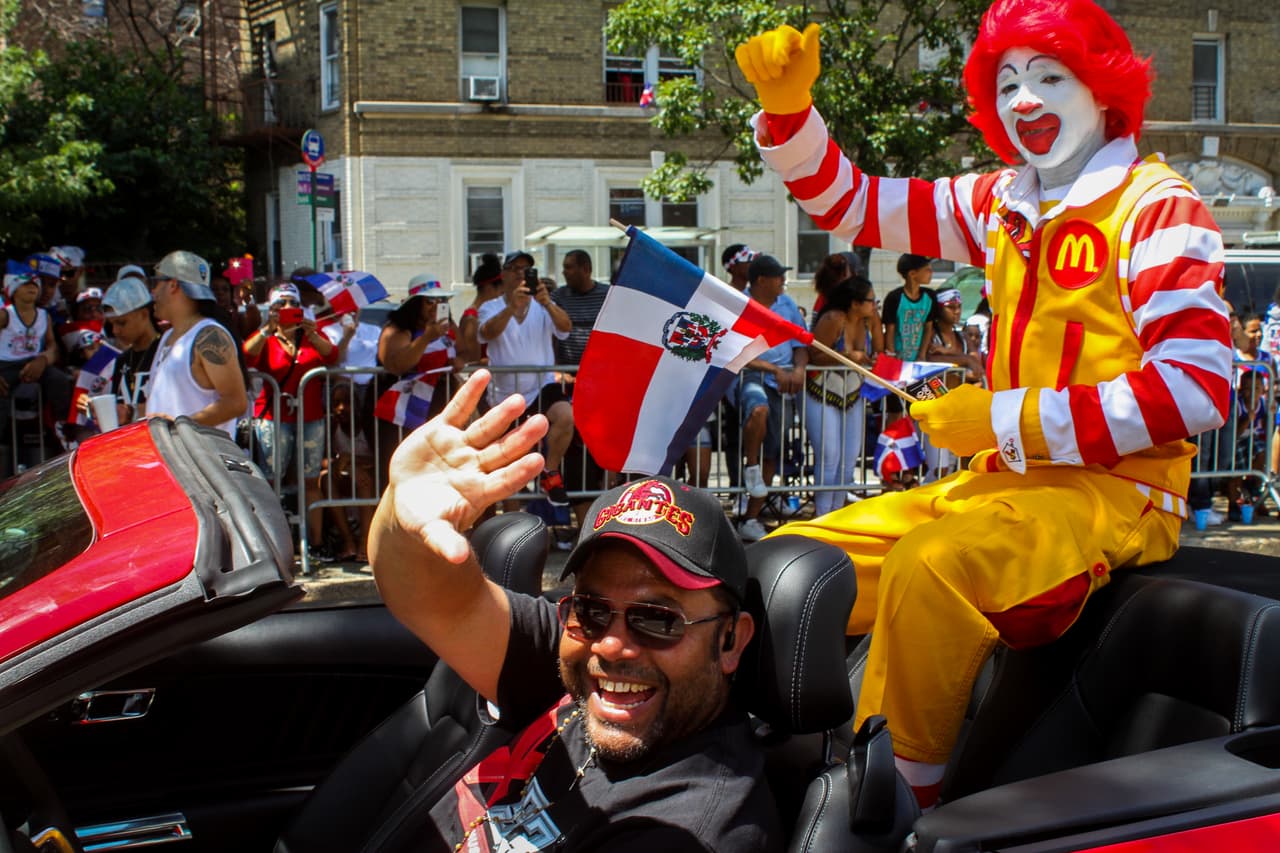 La música, la alegría y el orgullo dominicano fueron los protagonistas del vigésimo séptimo Desfile Dominicano en el Bronx.