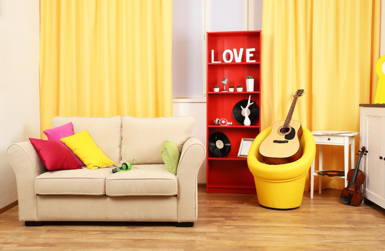 Otra buena idea es usarlo en las cortinas, pues definitvamente provocarán la sensación de una habitación más iluminada.