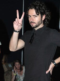 No duraron ni un año, pero varios medios apuntan que esta relación fue benéfica para ‘Chema’ de la Torre, pues ayudó a impulsar su carrera como actor y diseñador. Después de ‘Chema’ Pau conoció a Colate.