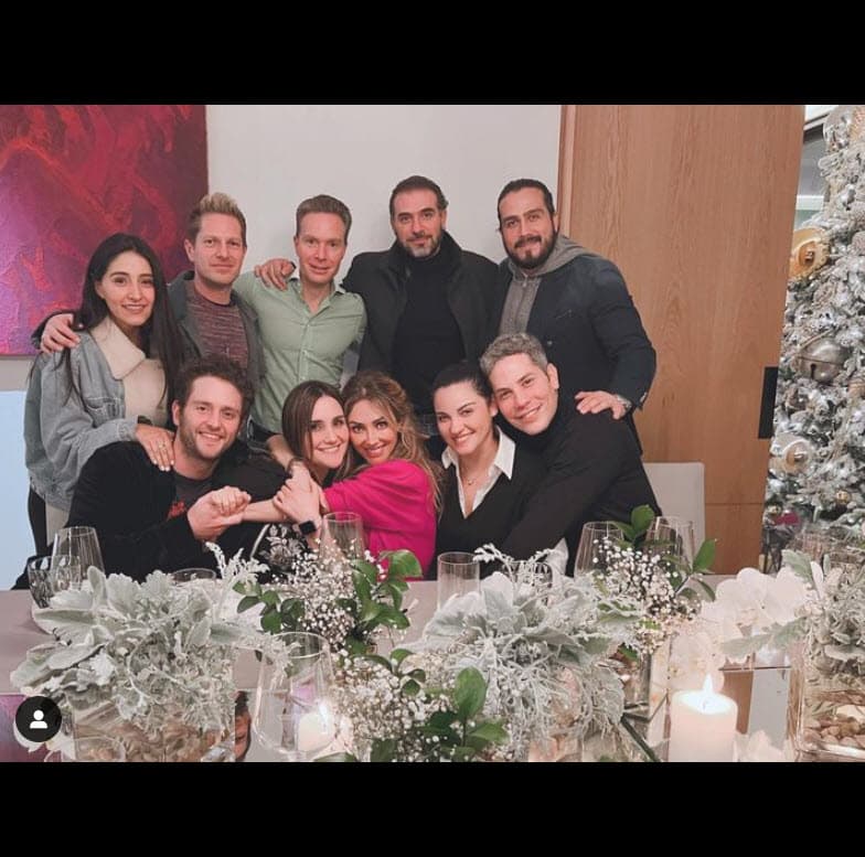 En las fotos se puede apreciar que algunos de los artistas acudieron acompañados de sus parejas.
<br>