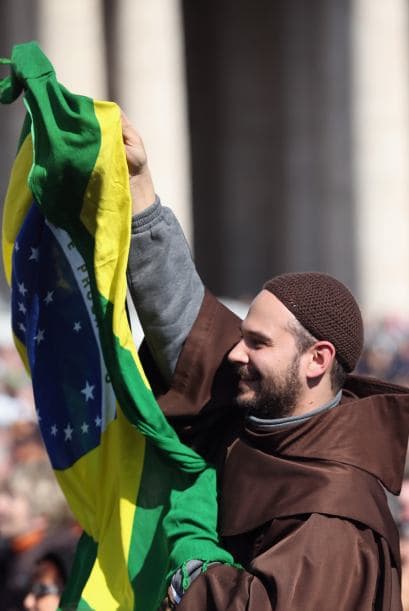 La bandera de Brasil también estuvo presente en la Plaza de San Pedro el miércoles.