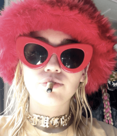 La cantante Miley Cyrus nunca escondió que le gustaba fumar marihuana.