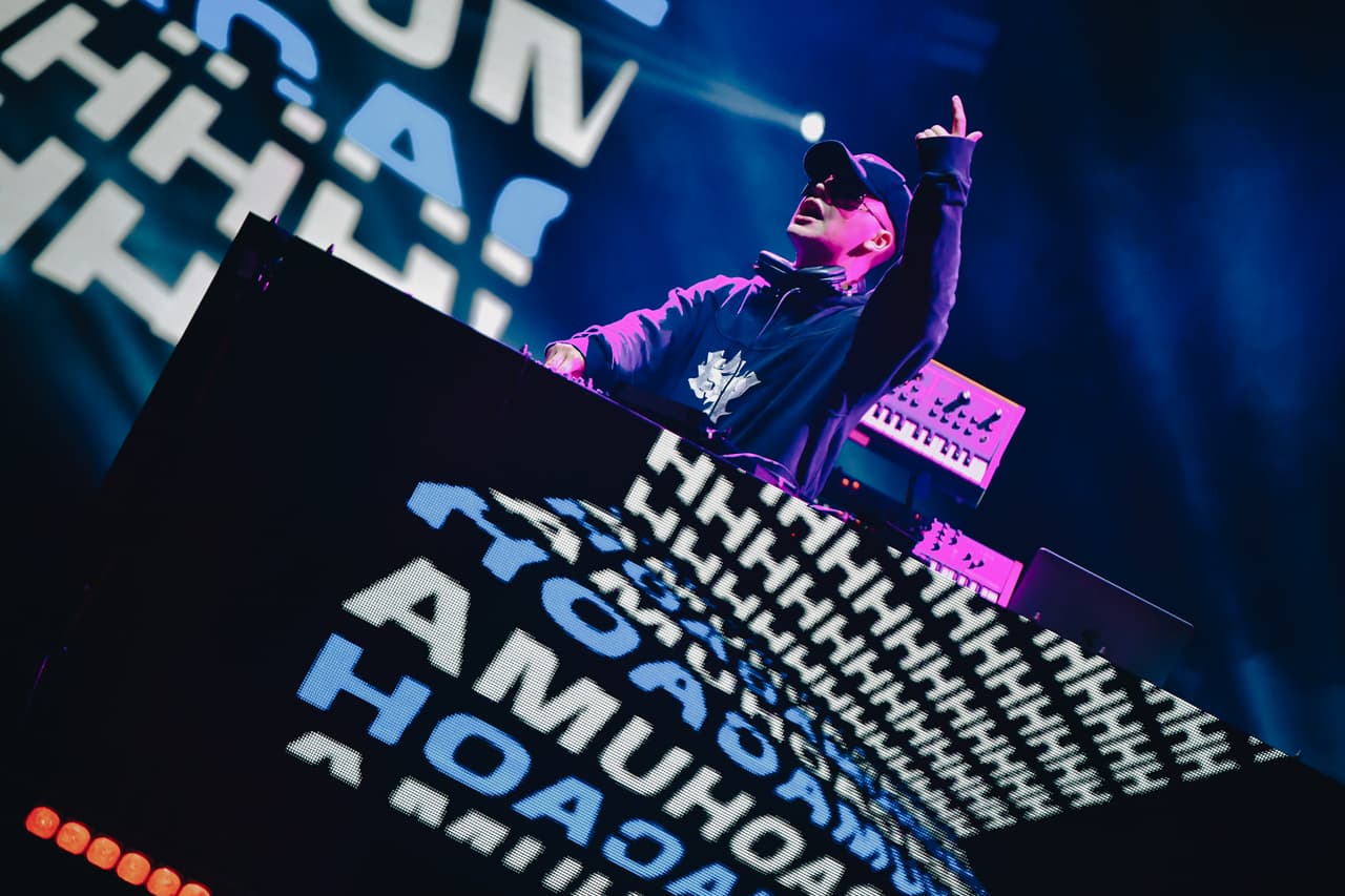 Bizarrap, el productor argentino más importante del momento, comenzó su presentación con la Music Session #36, en un escenario con varias consolas y pianos.