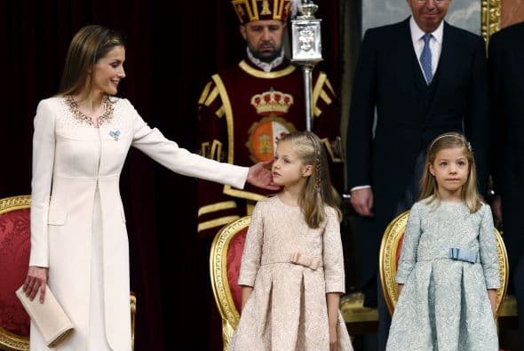 La princesa de Leonor acaba de ser nombrada princesa de Asturias y es la segunda en la línea de sucesión a la corona española.Actualmente estudia en un colegio muy cerca de sus padres, pero al igual que su padre el rey Felipe VI recibirá amplia formación militar y profesional.Sólo tiene ocho años, pero ella sabe su papel y demuestra su formación real en cada evento al que asiste. Toma clases de mandarín, ballet y practicar deporte.