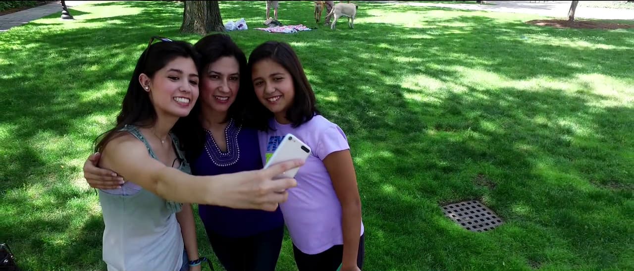 Estudiante que admitió ser indocumentada en su graduación pasa su primer día en la Universidad de Yale