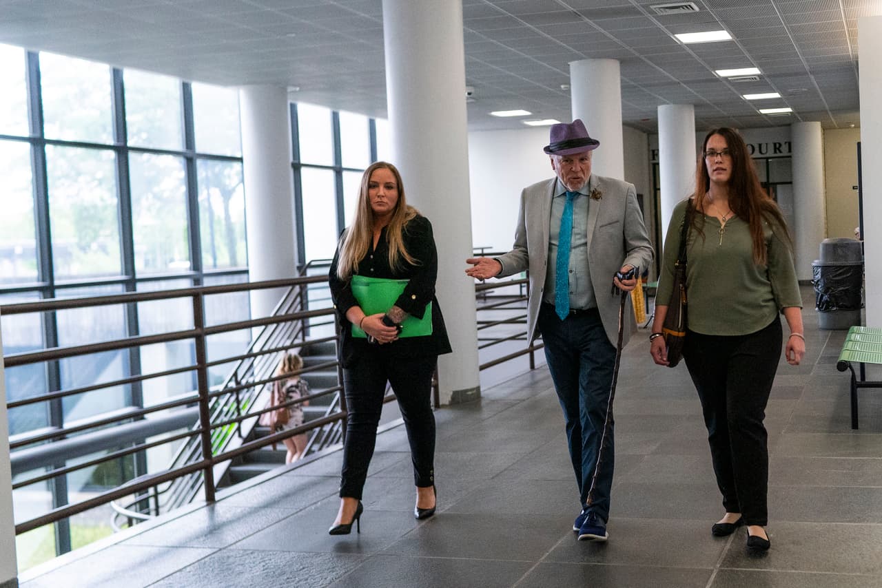 El abogado John Ray y Jasmine Robinson, prima de una de las víctimas del asesino serial de Gilgo Beach entran al Arthur M. Cromarty Court Complex en Riverhead, Nueva York.