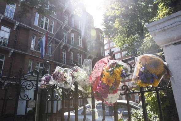 Homenajes florales para las víctimas del vuelo también fueron depositados afuera de la embajada de Holanda en Londres, Inglaterra.